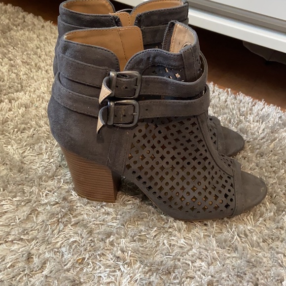 Grey heels - Picture 2 of 3